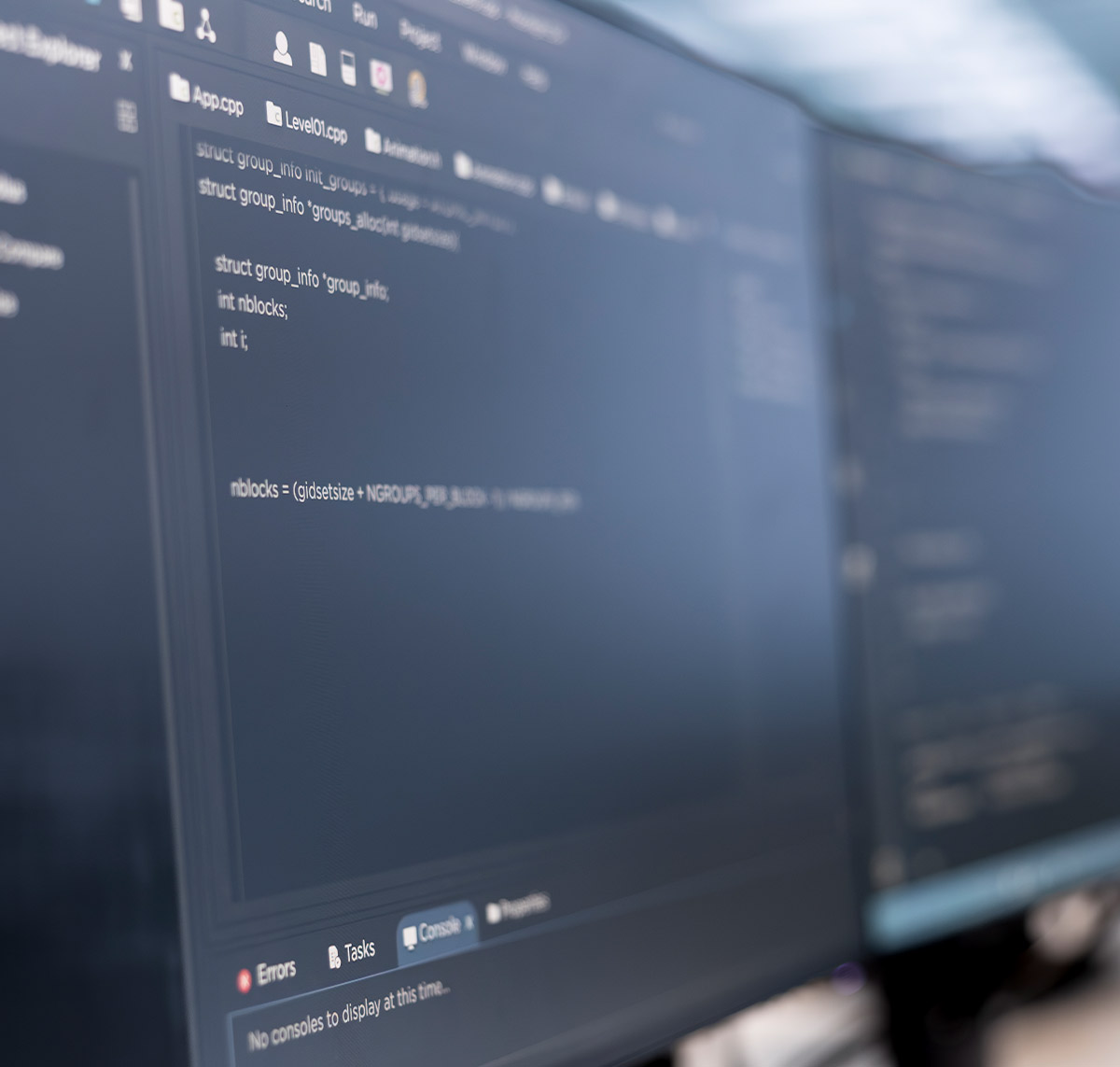 Nahaufnahme eines Computerbildschirms mit Codezeilen in C++, die Programmierumgebung zeigt.