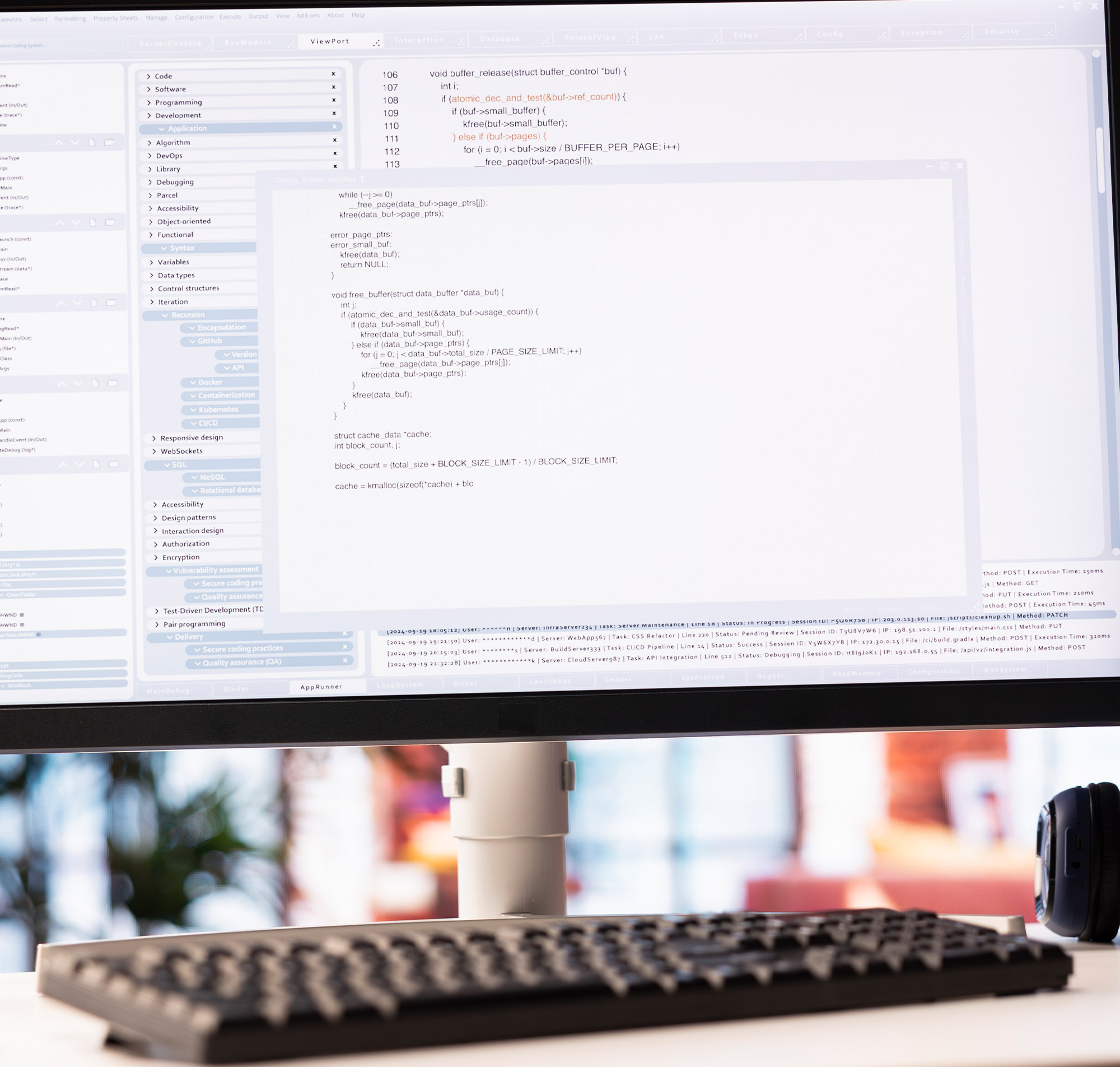 Ein Computerbildschirm zeigt Programmiercode und Entwicklungswerkzeuge für Softwareentwicklung und Programmierung.