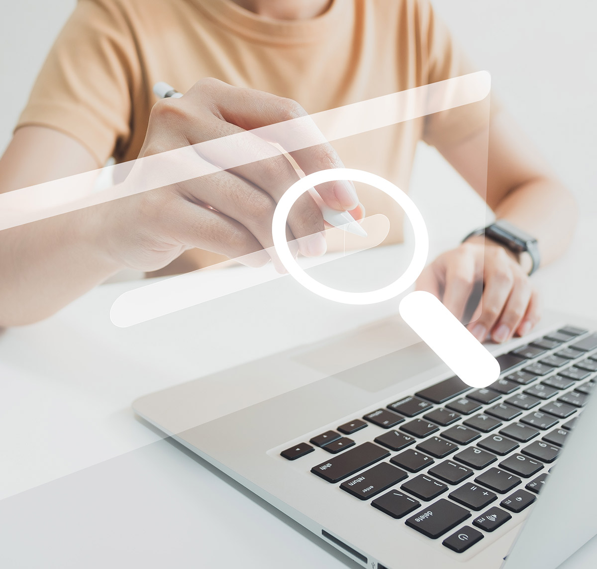 Eine Person nutzt einen Laptop und einen Stift, um nach Informationen online zu suchen. Digitale Suchsymbolik ist sichtbar.