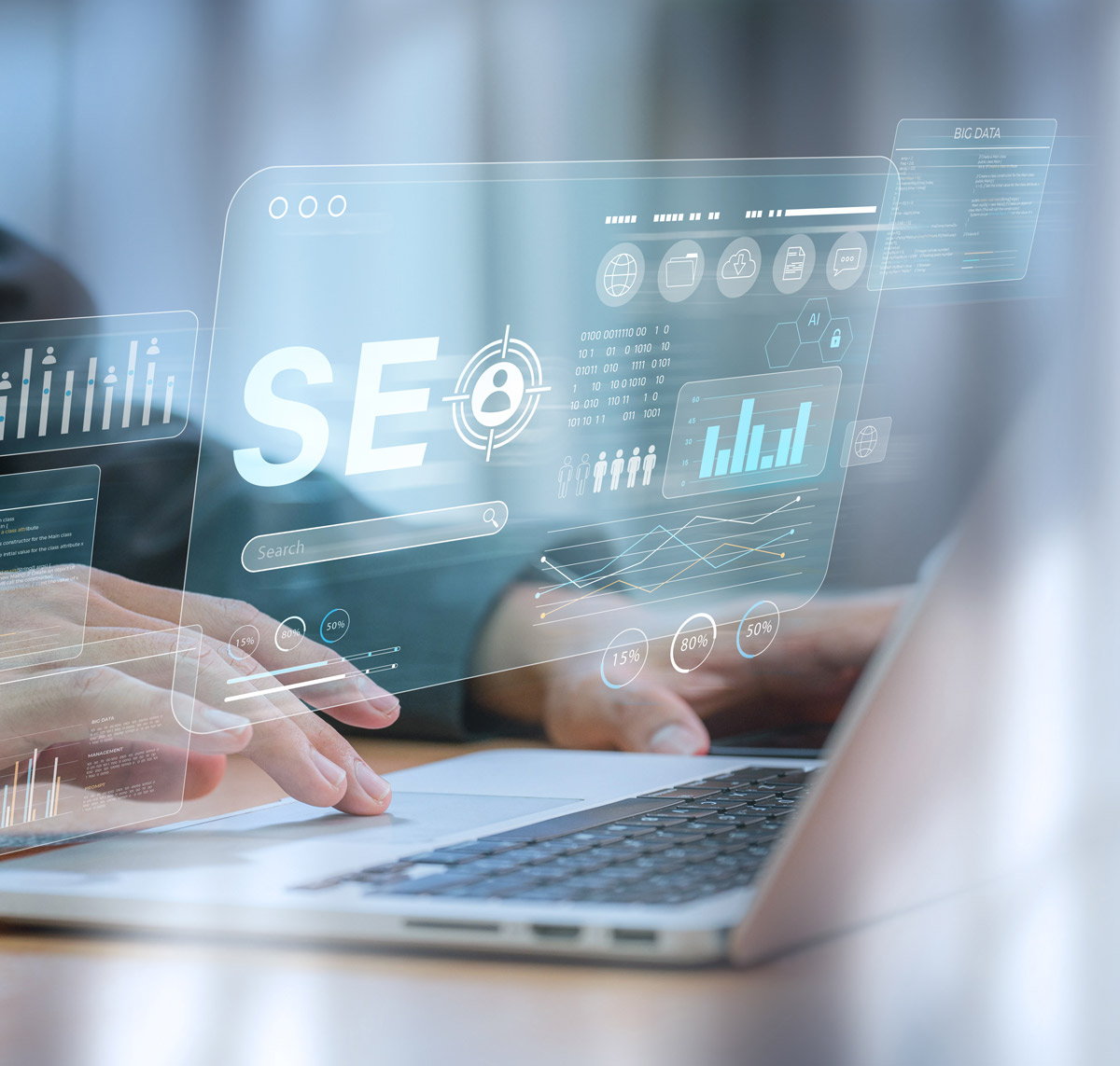 Ein Benutzer arbeitet an einem Laptop mit grafischen Datenanalysen und SEO-Tools auf dem Bildschirm.