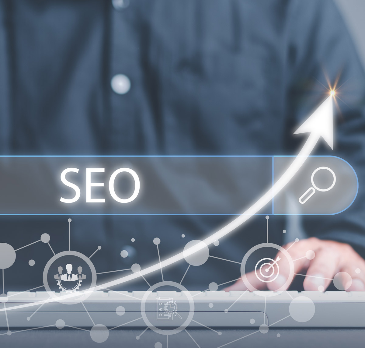 Ein Mann arbeitet an einer Tastatur, während SEO-Strategien und Wachstumsdiagramme auf dem Bildschirm angezeigt werden.