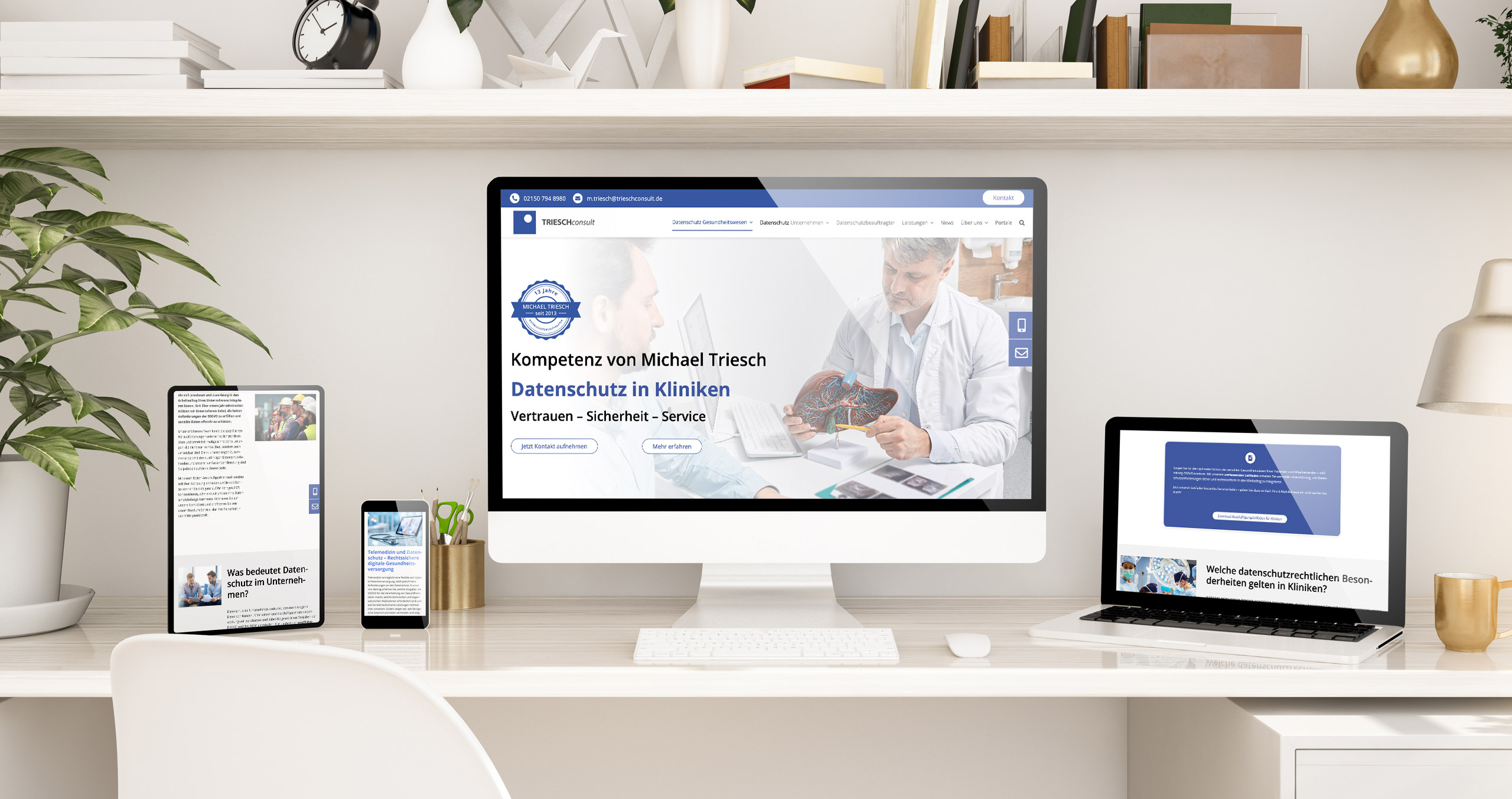 Moderne Arbeitsumgebung mit mehreren Geräten, die Datenschutz in Kliniken thematisieren. Vertrauen und Sicherheit im Fokus.