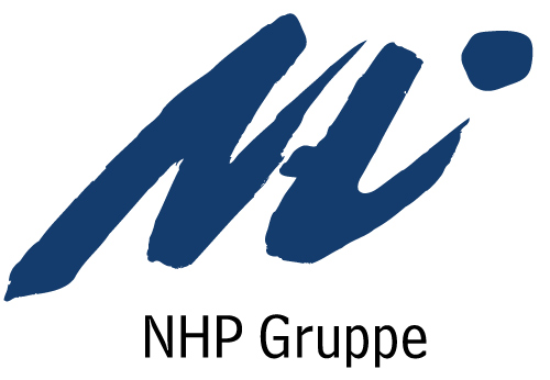 Das Logo der NHP Gruppe zeigt einen modernen, dynamischen Schriftzug in Blau, der Innovation und Professionalität symbolisiert.