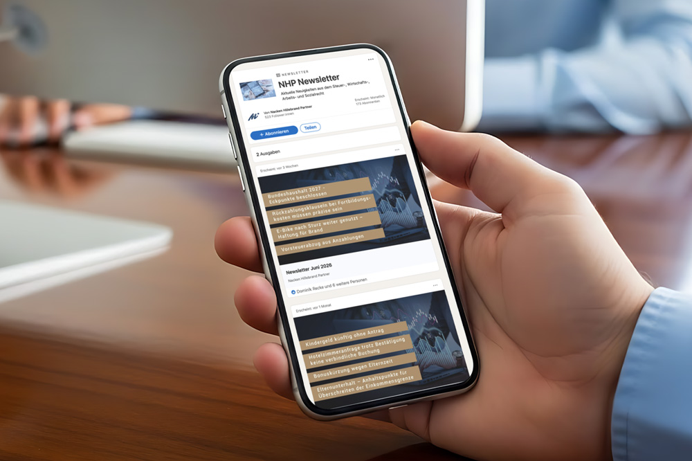 Eine Person hält ein Smartphone, auf dem der NHP-Newsletter mit verschiedenen Themen angezeigt wird.