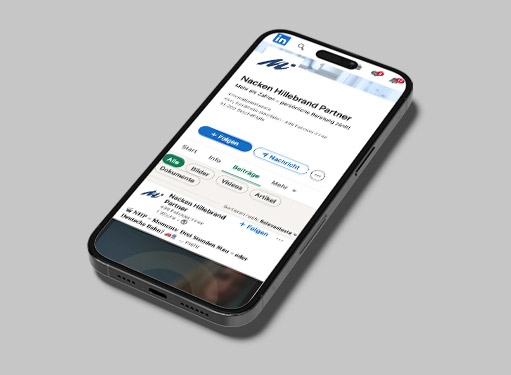 Ein Smartphone zeigt ein LinkedIn-Profil von Nacken Hillebrand Partner mit verschiedenen Optionen und Informationen.