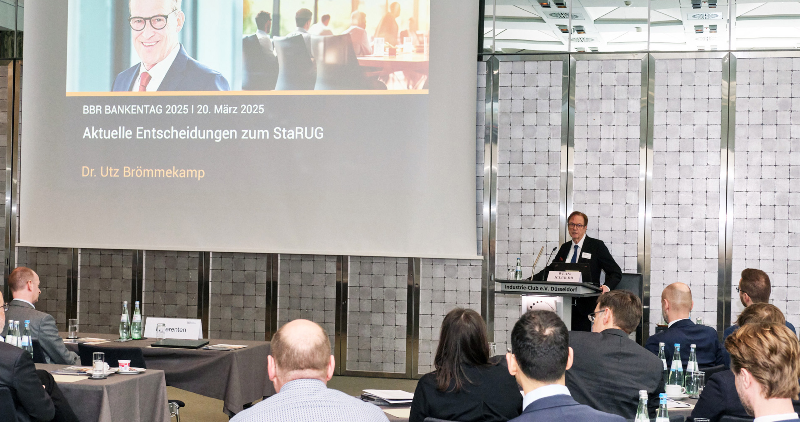 Dr. Utz Brömmekamp präsentiert aktuelle Entscheidungen zum StaRUG beim BBR Bankentag 2025 in Düsseldorf vor einem Publikum.