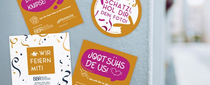 Bunte Werbematerialien für eine Fotobox-Aktion mit einladenden Slogans und fröhlichem Design.