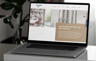 Laptop zeigt die myHomelift-Website, die Komfortlösungen für barrierefreies Wohnen präsentiert.