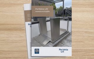 Perfekta Lift Broschüre mit Hebebühnen und Hubliften auf einem Tisch, umgeben von modernen Möbeln.