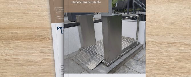 Perfekta Lift Broschüre mit Hebebühnen und Hubliften auf einem Tisch, umgeben von modernen Möbeln.