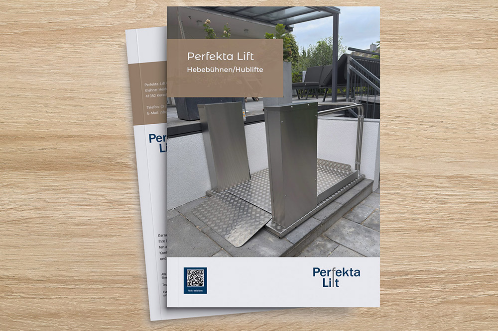 Perfekta Lift Broschüre mit Hebebühnen und Hubliften auf einem Tisch, umgeben von modernen Möbeln.