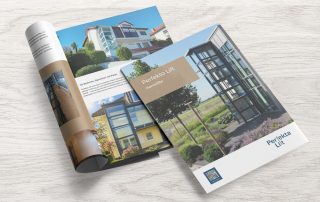 Ein offenes Prospekt von Perfekta Lift, das Informationen über Aufzüge für Bauherren und Eigentümer enthält.