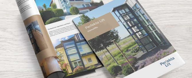 Ein offenes Prospekt von Perfekta Lift, das Informationen über Aufzüge für Bauherren und Eigentümer enthält.