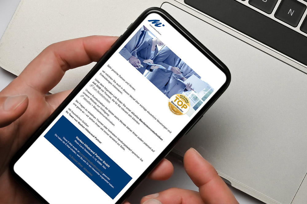 NHP-Newsletter Ein Benutzer hält ein Smartphone mit einer Website für Dienstleistungen und einem Auszeichnungssiegel in der Hand.