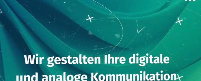 Ein türkisfarbener, abstrakter Hintergrund mit geschwungenen Linien und dem Text: Wir gestalten Ihre digitale und analoge Kommunikation.