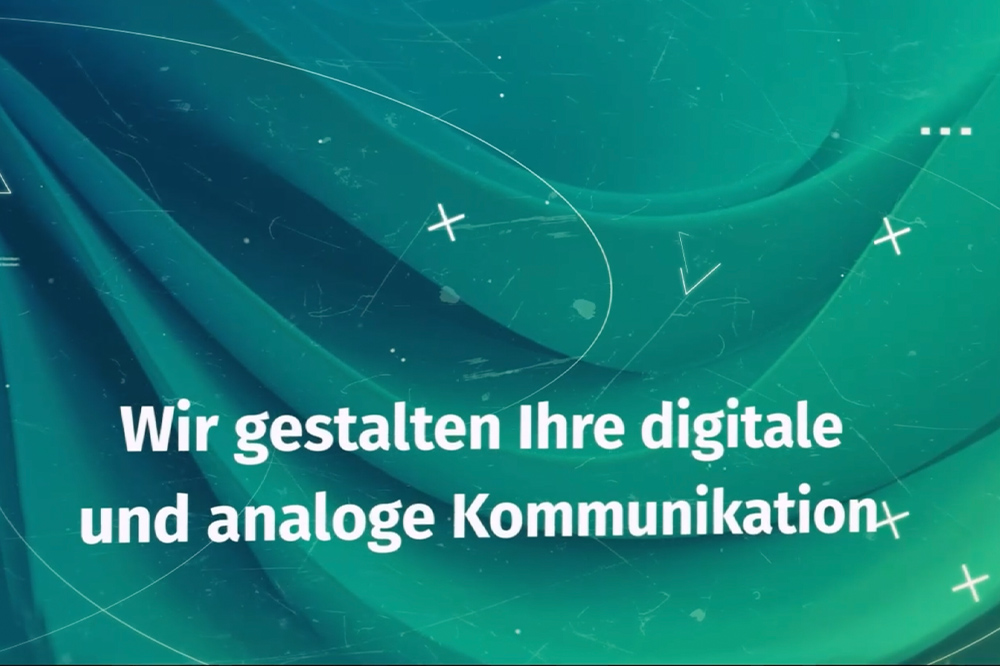 Ein türkisfarbener, abstrakter Hintergrund mit geschwungenen Linien und dem Text: Wir gestalten Ihre digitale und analoge Kommunikation.