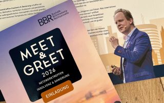 Einladung zum Meet & Greet 2026, einem Netzwerk-Event für Insolvenz und Sanierung mit einem Redner auf der Bühne.