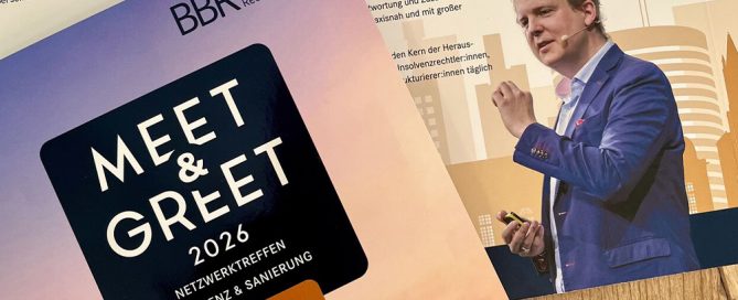 Einladung zum Meet & Greet 2026, einem Netzwerk-Event für Insolvenz und Sanierung mit einem Redner auf der Bühne.