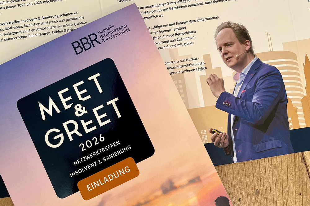 Einladung zum Meet & Greet 2026, einem Netzwerk-Event für Insolvenz und Sanierung mit einem Redner auf der Bühne.