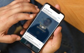 Eine Person hält ein Smartphone, auf dem die Frage 'Wie bist du zu Nap gekommen?' angezeigt wird.