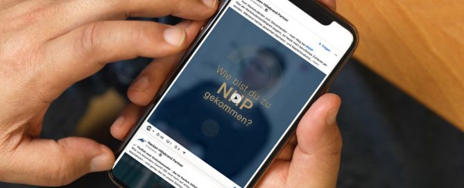 Eine Person hält ein Smartphone, auf dem die Frage 'Wie bist du zu Nap gekommen?' angezeigt wird.