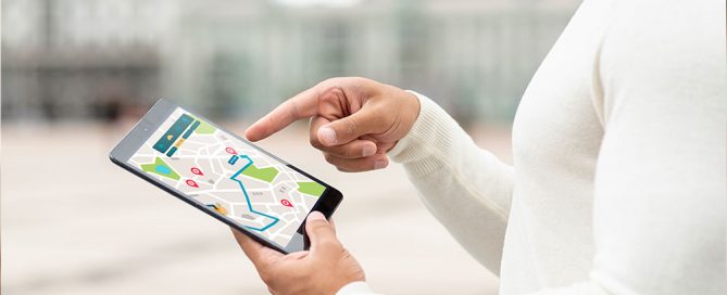 Eine Person, die auf einem Tablet mit einer Kartenanwendung navigiert, um den besten Weg zu finden.