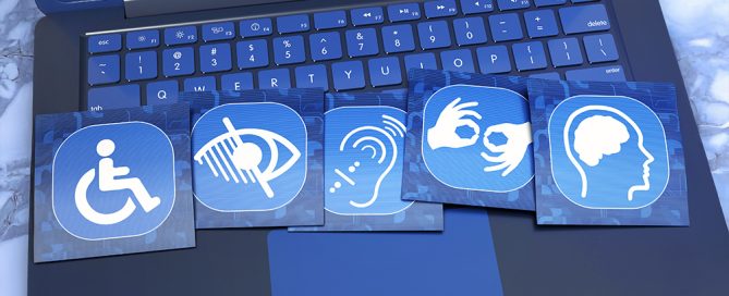 Ein Laptop mit fünf blauen quadratischen Symbolen auf der Tastatur, die Barrierefreiheit für Menschen mit verschiedenen Behinderungen darstellen.