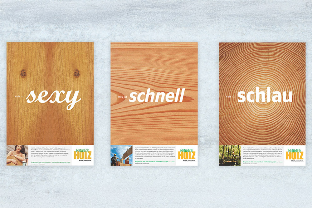 Drei Werbeplakate für Holz mit den Schlagworten sexy, schnell und schlau, die verschiedene Holzstrukturen und begleitende Werbetexte zeigen.