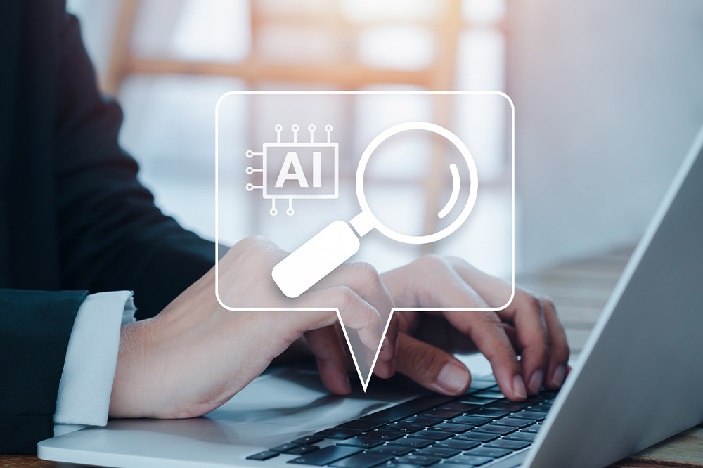 Eine Person tippt auf einem Laptop, darüber schwebt ein grafisches Symbol mit einem KI-Chip und einer Lupe für künstliche Intelligenz-Suche.