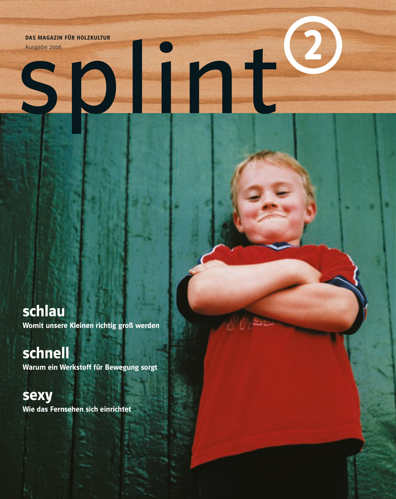 Das Magazin-Cover splint Ausgabe 2 zeigt einen Jungen mit verschränkten Armen vor einer grünen Holzwand und verschiedene Schlagzeilen zum Thema Holz.