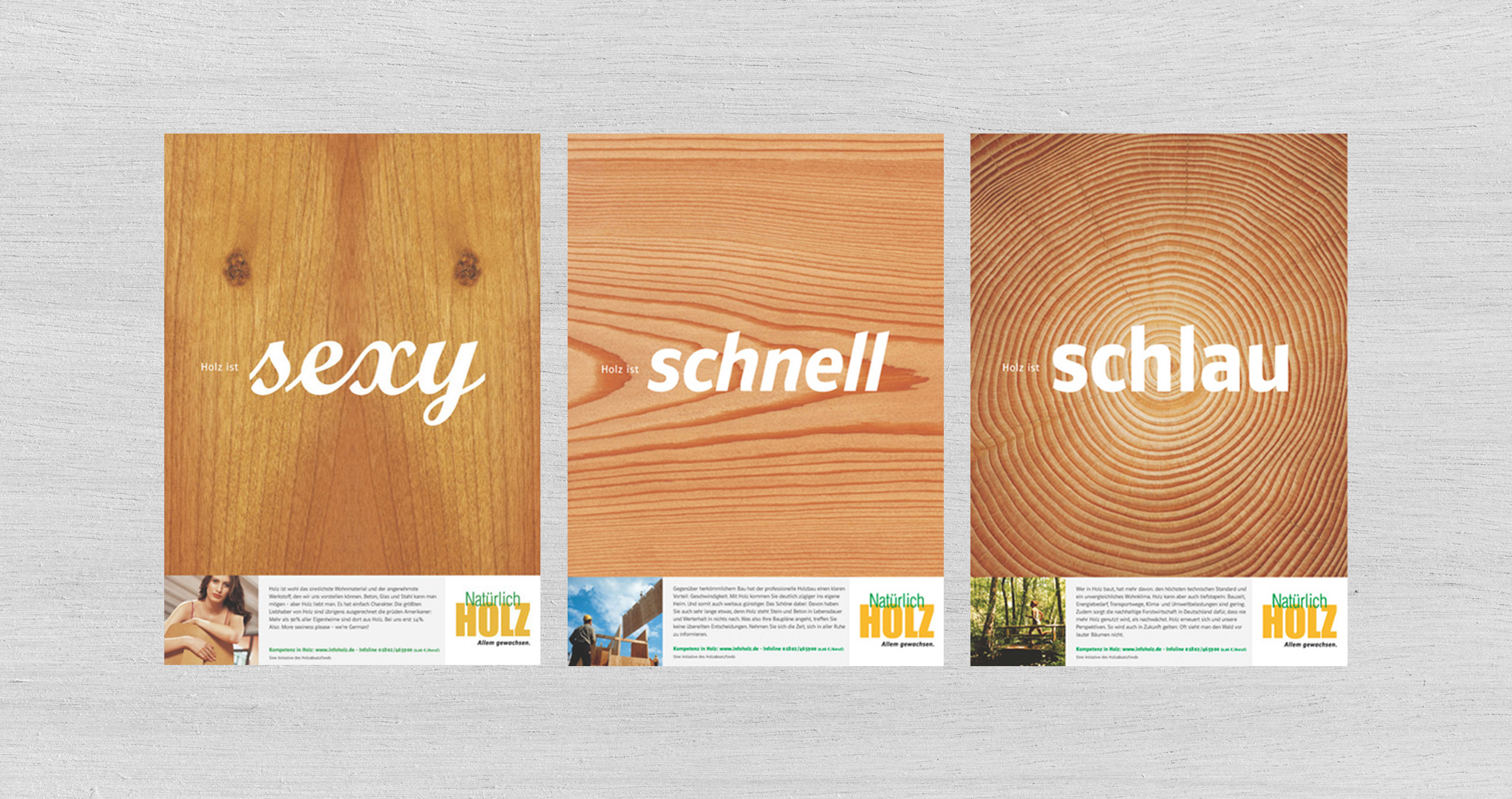 Drei Werbeplakate für Holz mit den Slogans Holz ist sexy, schnell und schlau, präsentiert auf einem hellen, strukturierten Hintergrund.